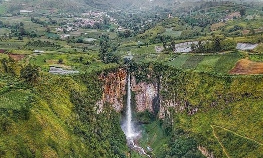 Intip 4 Air Terjun Terindah di Indonesia Dijamin Terpukau! 5 air terjun sipiso piso 1