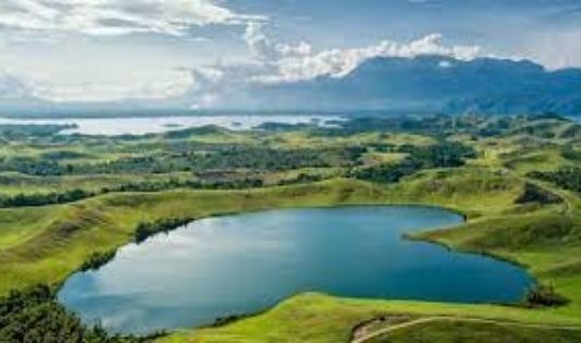 Menelusuri 10 Danau Air Tawar Paling Memesona di Indonesia 9 Danau Sentani