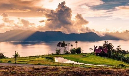 Menelusuri 10 Danau Air Tawar Paling Memesona di Indonesia 2 2 8