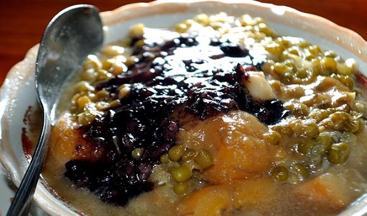 Bubur Kampiun khas sumbar jadi salah satu menu buka puasa langka.