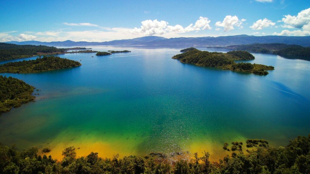 Menelusuri 10 Danau Air Tawar Paling Memesona di Indonesia
