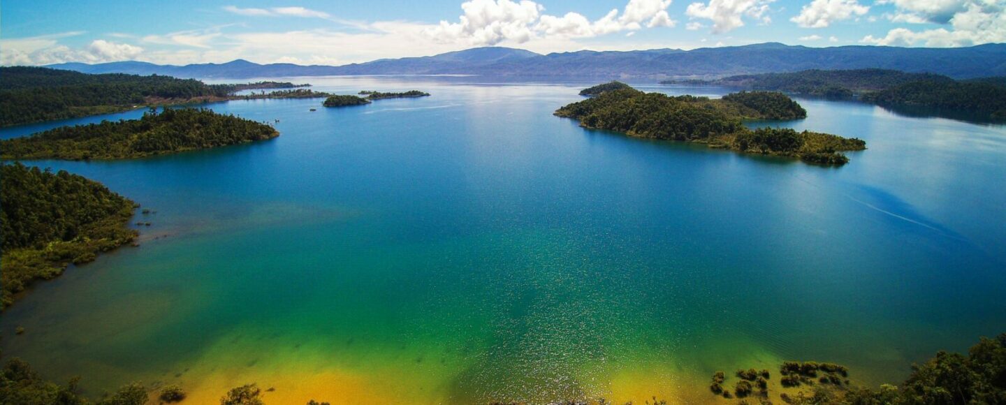 Menelusuri 10 Danau Air Tawar Paling Memesona di Indonesia Menelusuri 10 Danau Air Tawar Paling Memesona di Indonesia