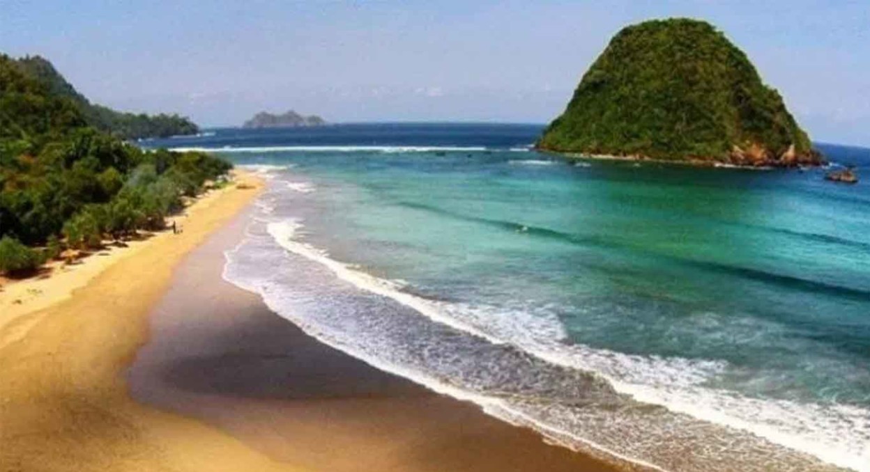 Pantai Pulau Merah