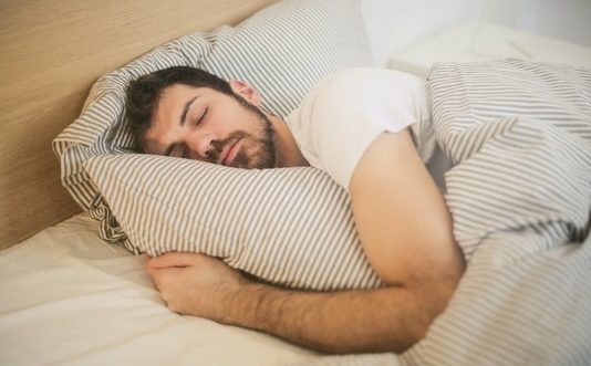13 Tips Atasi Pegal dan Nyeri Otot Sehabis Bepergian 5 Tidur untuk menghilangkan nyeri otot