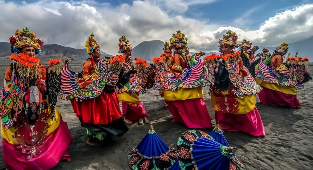 11 Upacara Adat yang Bakal Bikin Kamu Makin Cinta Indonesia!