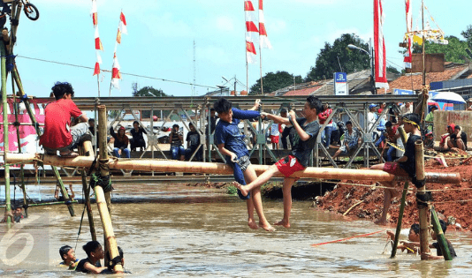 lomba, lomba 17an, lomba unik, hari kemerdekaan, hari kemerdekaan ri, hari merdeka, kemerdekaan, indonesia, republik indonesia, lomba menyambut hari kemerdekaan, 17 agustus, agustus, gebuk bantal, kalimalang, telok abang, palembang, jakarta timur, estafet, lari estafet di semarang, semarang, pacu kude, aceh, lomba dayung, banjarmasin, dayung banjarmasin, sungai martapura, 