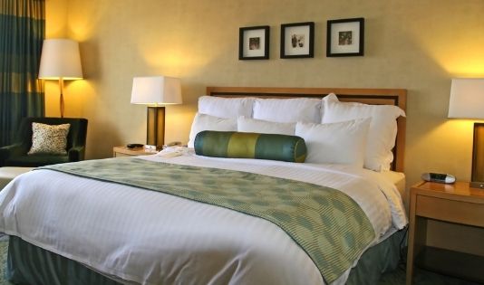 4 Alasan Ini Sebabkan Guling Tidak Pernah Ada di Hotel, Nomor Satu Karena Masalah Kesehatan 4 Alasan kenapa hotel tidak sediakan guling