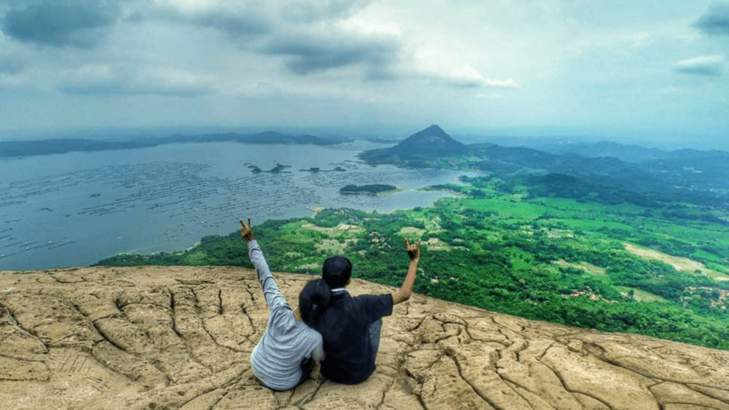 ngetrip, gunung, wisata gunung, pendaki, pendaki pemula, purwakarta, kemerdekaan, merdeka, agustus, 5cm, pandemi, kawanjo, gunung lembu, sunrise, sunset, jatiluhur, gunung parang, feratta, gunung bongkok,