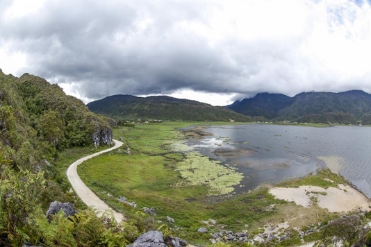 10 Danau Tertinggi di Indonesia. Paling Banyak di Papua dan Jawa Timur! 1 Danau Tigi