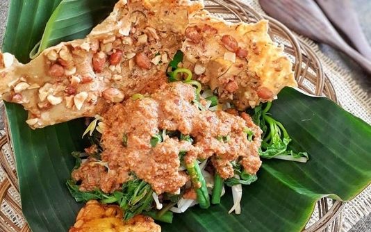 13 Sarapan Autentik Indonesia yang Paling Pas Disantap Saat Nonton Upacara 17-an 7 bumbu pecel madiun foto resep edited
