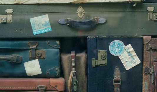 ilustrasi traveler koper 9