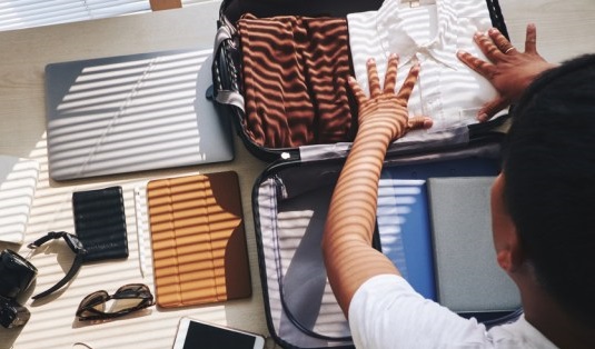 ilustrasi traveler packing 10