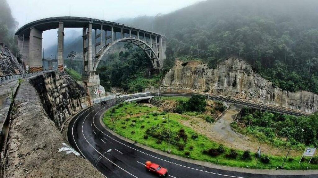 5 Kelok Jalan Paling Mengerikan di Indonesia
