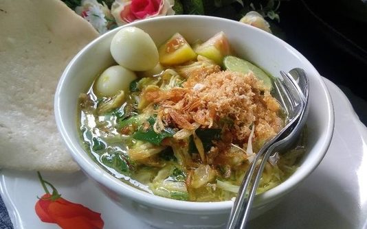 13 Sarapan Autentik Indonesia yang Paling Pas Disantap Saat Nonton Upacara 17-an 9 Soto Lamongan