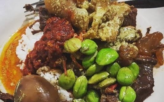 13 Sarapan Autentik Indonesia yang Paling Pas Disantap Saat Nonton Upacara 17-an 8 Gudeg koyor