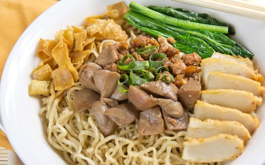 13 Sarapan Autentik Indonesia yang Paling Pas Disantap Saat Nonton Upacara 17-an 12 Mie ayam