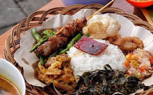 13 Sarapan Autentik Indonesia yang Paling Pas Disantap Saat Nonton Upacara 17-an 10 Nasi Bali