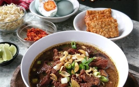 13 Sarapan Autentik Indonesia yang Paling Pas Disantap Saat Nonton Upacara 17-an 3 rawon