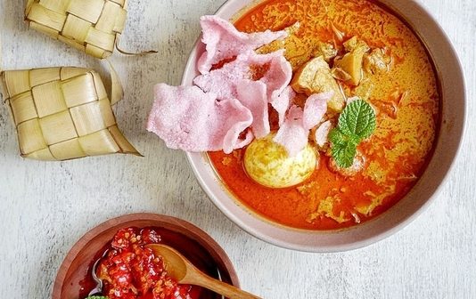 13 Sarapan Autentik Indonesia yang Paling Pas Disantap Saat Nonton Upacara 17-an 1 Lontong Sayur Padang