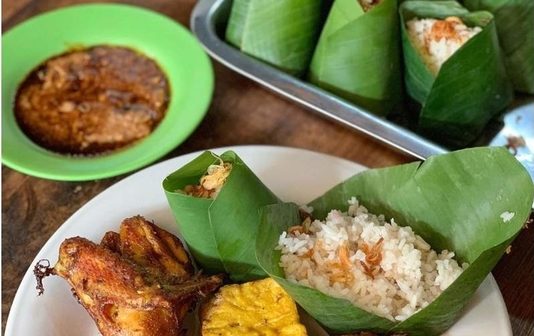 13 Sarapan Autentik Indonesia yang Paling Pas Disantap Saat Nonton Upacara 17-an 6 Nasi uduk