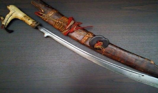 Wisata ke Kalimantan, Kenali 4 Aturan di Tanah Dayak 3 dayak mandau
