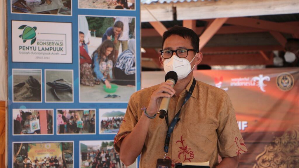 Sandiaga Uno Dorong Para Santri Agar Menjadi Pengusaha Ekonomi Kreatif Sandi ingin santri bantu ekonomi