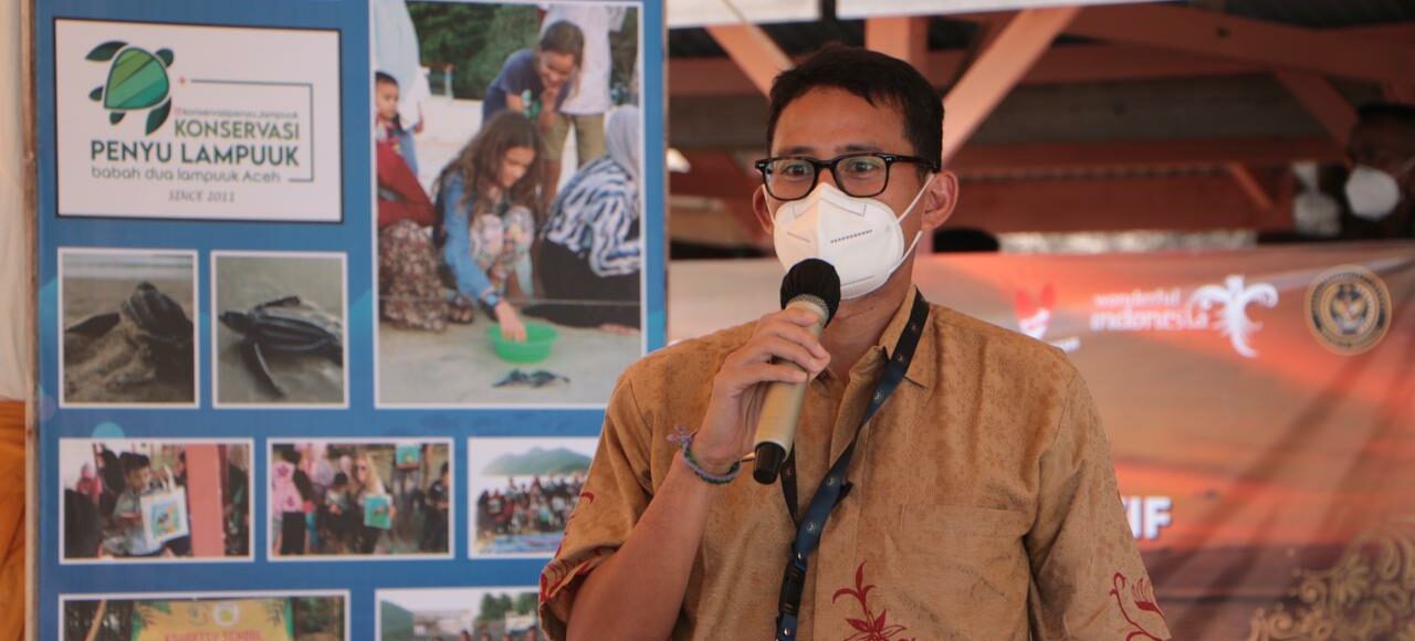 Sandiaga Uno Dorong Para Santri Agar Menjadi Pengusaha Ekonomi Kreatif Sandi ingin santri bantu ekonomi