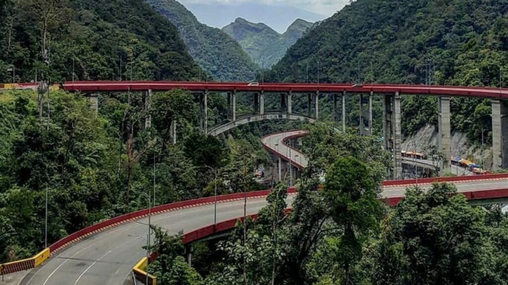 5 Trip Bus dengan Pemandangan Indah di Indonesia