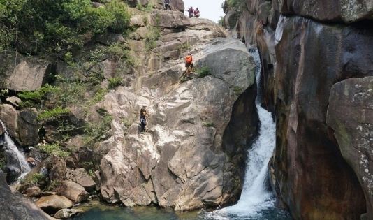 Tips ngetrip ke curug di musim penghujan