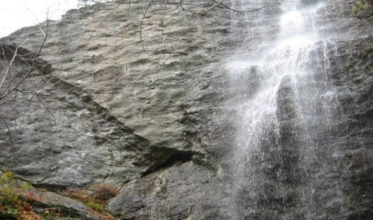 Tips ngetrip ke Curug saat musim hujan