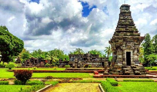 Yuk, Ngetrip ke 10 Tempat Bagus di Blitar, Kotanya Proklamator! 3 blitar, destinasi wisata, kawanjo, ngetrip, trip, soekarno, presiden soekarno, presiden ri, PETA, monumen peta, pantai tambakrejo, candi penataran, pusara, taman kebon rojo,pantai peh pulo, telaga rambut monte, istana gebang, pemandian sumber udel,