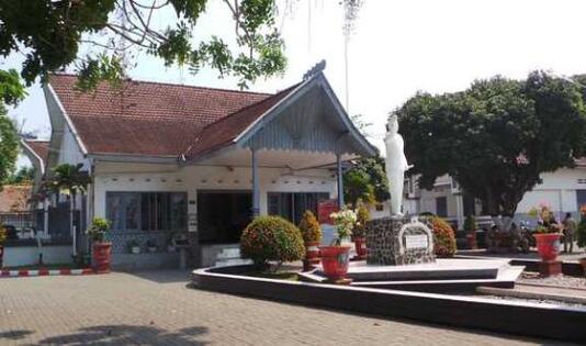 Yuk, Ngetrip ke 10 Tempat Bagus di Blitar, Kotanya Proklamator! 8 blitar, destinasi wisata, kawanjo, ngetrip, trip, soekarno, presiden soekarno, presiden ri, PETA, monumen peta, pantai tambakrejo, candi penataran, pusara, taman kebon rojo,pantai peh pulo, telaga rambut monte, istana gebang, pemandian sumber udel,