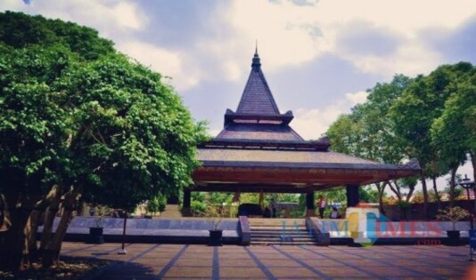 Yuk, Ngetrip ke 10 Tempat Bagus di Blitar, Kotanya Proklamator! 4 blitar, destinasi wisata, kawanjo, ngetrip, trip, soekarno, presiden soekarno, presiden ri, PETA, monumen peta, pantai tambakrejo, candi penataran, pusara, taman kebon rojo,pantai peh pulo, telaga rambut monte, istana gebang, pemandian sumber udel,