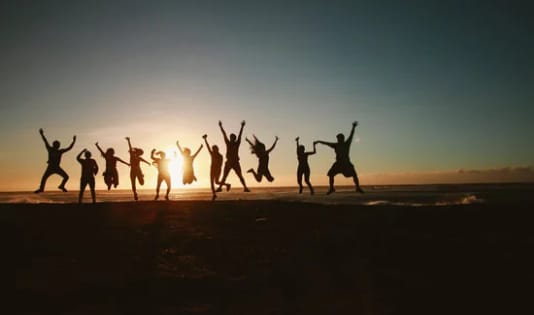 Tipe-Tipe Traveler di Muka Bumi, Kamu Termasuk yang Mana? 6 Berlibur bersama teman