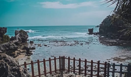 Suasana Pantai Nglambor