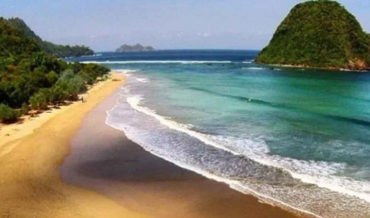 Mau ke Banyuwangi? Wajib ke 5 Destinasi Wisata Ini 4 Pantai Pula merah