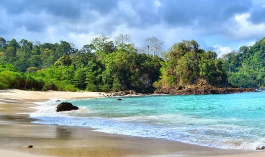 Mau ke Banyuwangi? Wajib ke 5 Destinasi Wisata Ini 2 Pantai Teluk Ijo