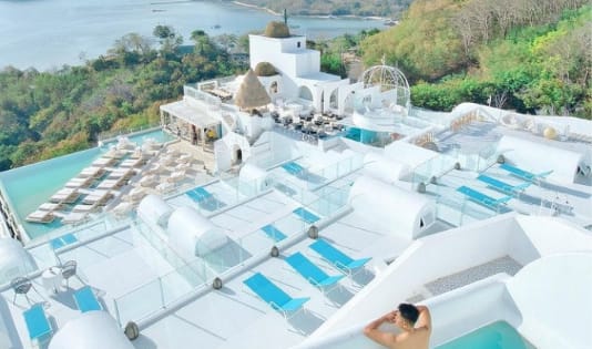 Suasana Putih Biru menawan Santorini di Labuan Bajo
