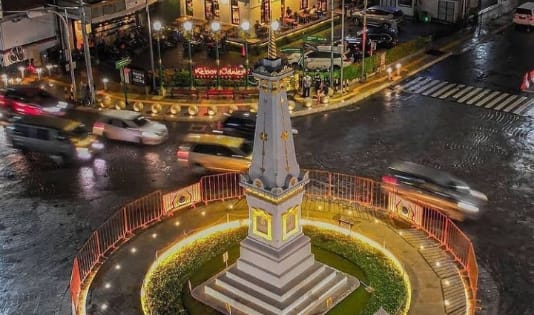 Pemandangan Tugu Jogja Malam Hari