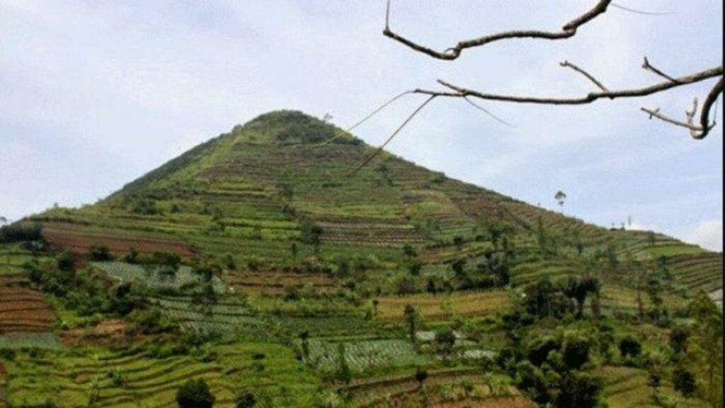 Mengenal Situs Gunung Padang dan Misterinya Situs Gunung Padang