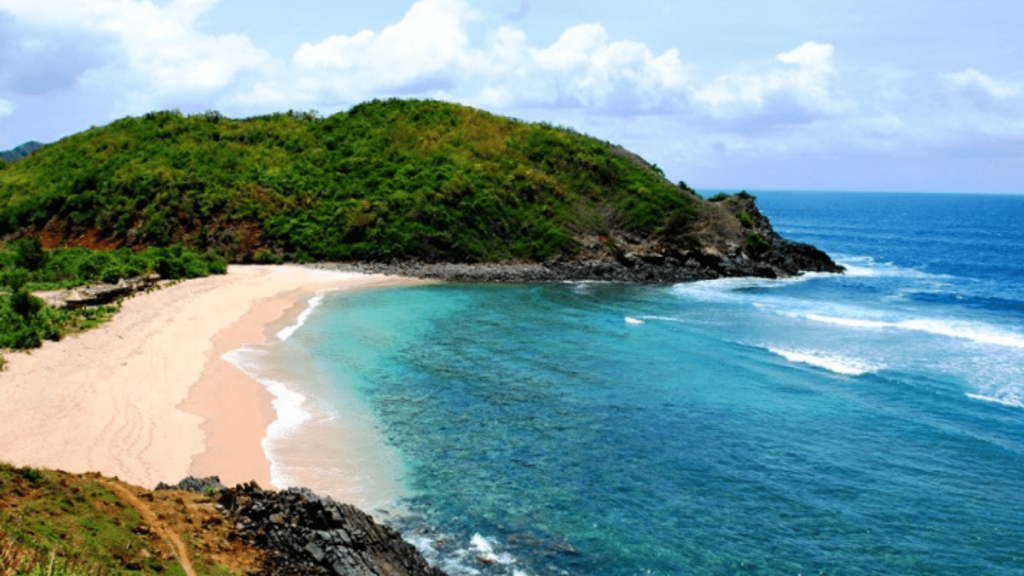 Ngetrip ke Pulau Lombok, Nikmati Pantai Tenang Nan Eksotis