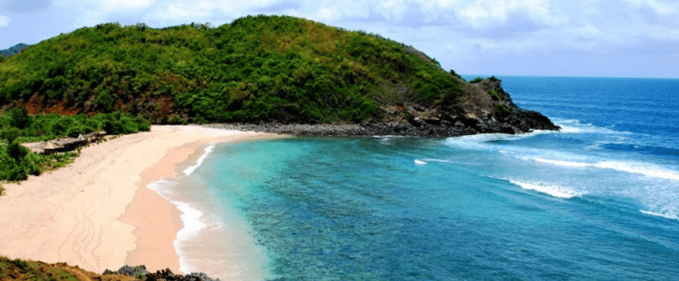Ngetrip ke Pulau Lombok, Nikmati Pantai Tenang Nan Eksotis