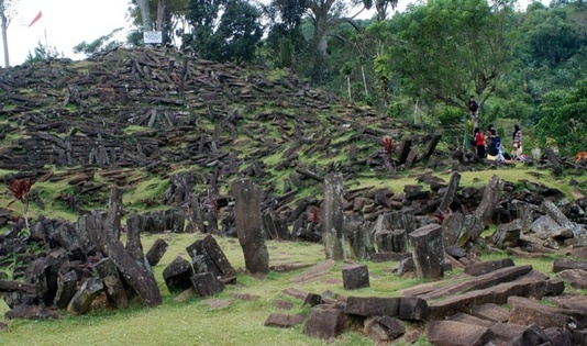 Bebatuan di Gunung Padang, destinasi wisata, misteri gunung padang, situs gunung padang, sejarah indonesia, borobudur, megalitikum, gunung padang, 
