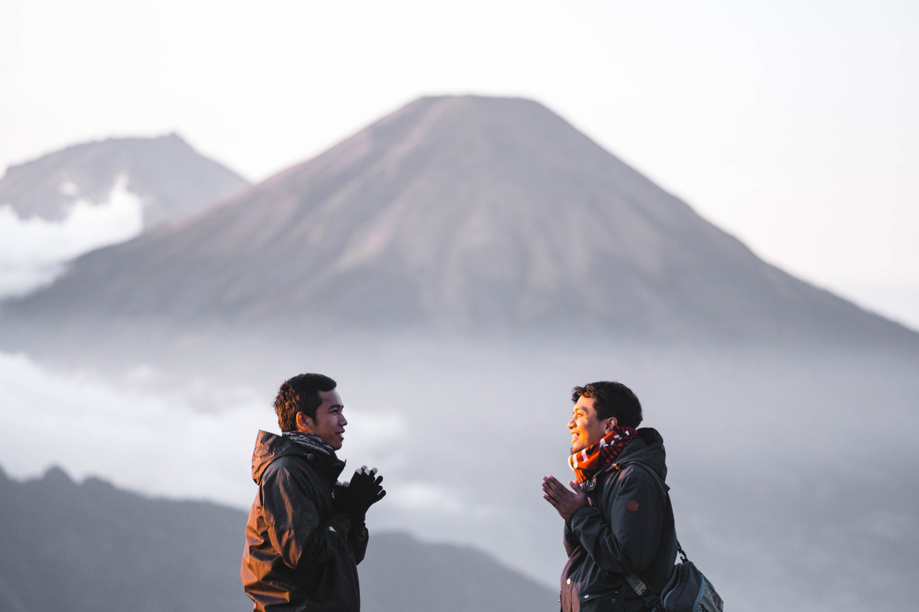 Ketahui 10 Hal Ini Sebelum Ngetrip ke Gunung Sindoro! 1 men near mountain