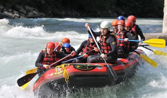 Tipe-Tipe Traveler di Muka Bumi, Kamu Termasuk yang Mana? 3 Mencoba rafting