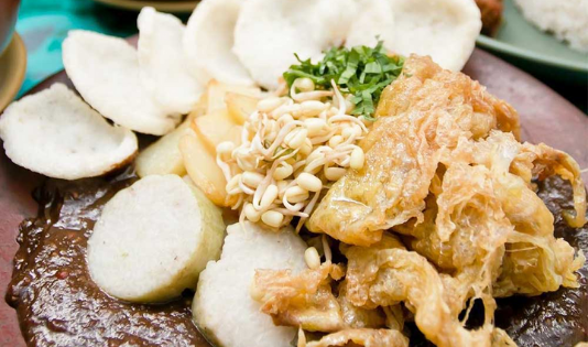 Nggak Ada Lawan, Cobain Kuliner Khas Kota Pahlawan! 1 Tahu tek yang dilengkapi dengan kerupuk udang membuat sajian tahu tek menjadi lebih nikmat, destinasi wisata, es krim zangrandi, jawa timur, kuliner khas, kawanjo, lontong balap, rawon, rawon setan, rujak cingur, sate klopo, kuliner surabaya, wisata kuliner,