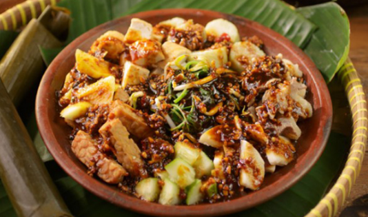 Nggak Ada Lawan, Cobain Kuliner Khas Kota Pahlawan! 2 Makanan yang biasanya disajikan dengan campuran bumbu kacang dan petis khas Jawa Timur semakin menciptakan rasa yang khas., destinasi wisata, es krim zangrandi, jawa timur, kuliner khas, kawanjo, lontong balap, rawon, rawon setan, rujak cingur, sate klopo, kuliner surabaya, wisata kuliner,