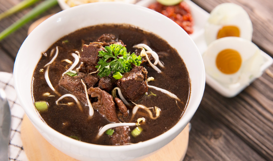Nggak Ada Lawan, Cobain Kuliner Khas Kota Pahlawan! 3 Rawon makanan khas yang sajiannya seperti soto namun memiliki kuah yang pekat, destinasi wisata, es krim zangrandi, jawa timur, kuliner khas, kawanjo, lontong balap, rawon, rawon setan, rujak cingur, sate klopo, kuliner surabaya, wisata kuliner,