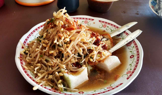 Nggak Ada Lawan, Cobain Kuliner Khas Kota Pahlawan! 4 Lontong Balap yang disajikan dengan kuah yang manis dan gurih, destinasi wisata, es krim zangrandi, jawa timur, kuliner khas, kawanjo, lontong balap, rawon, rawon setan, rujak cingur, sate klopo, kuliner surabaya, wisata kuliner,