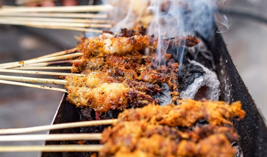 Nggak Ada Lawan, Cobain Kuliner Khas Kota Pahlawan! 5 sate yang dilumuri parutan kelapa dulu sebelum dibakar, destinasi wisata, es krim zangrandi, jawa timur, kuliner khas, kawanjo, lontong balap, rawon, rawon setan, rujak cingur, sate klopo, kuliner surabaya, wisata kuliner,